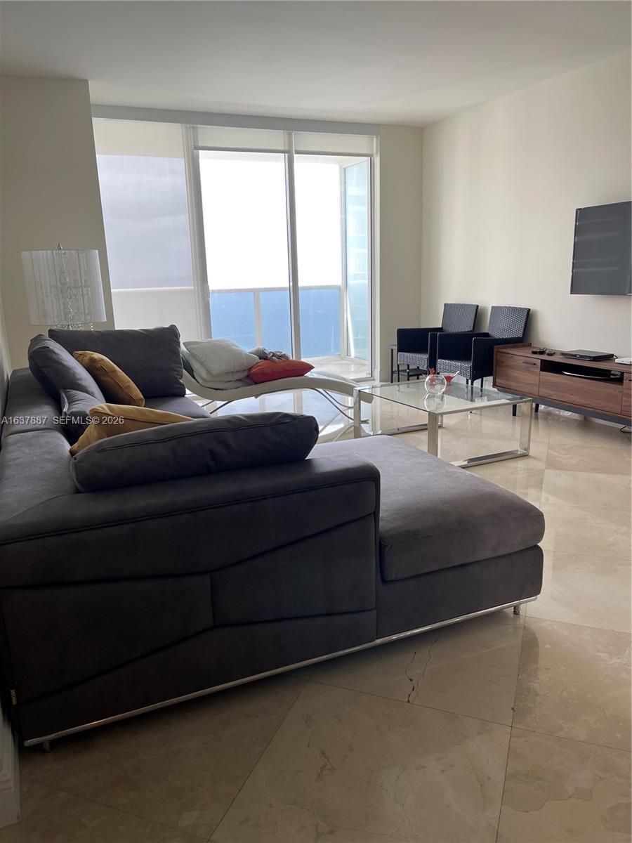 Hallandale Beach, FL 33009 photo 3