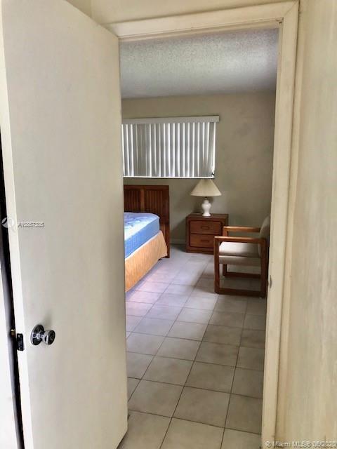 North Miami Beach, FL 33162 photo 4