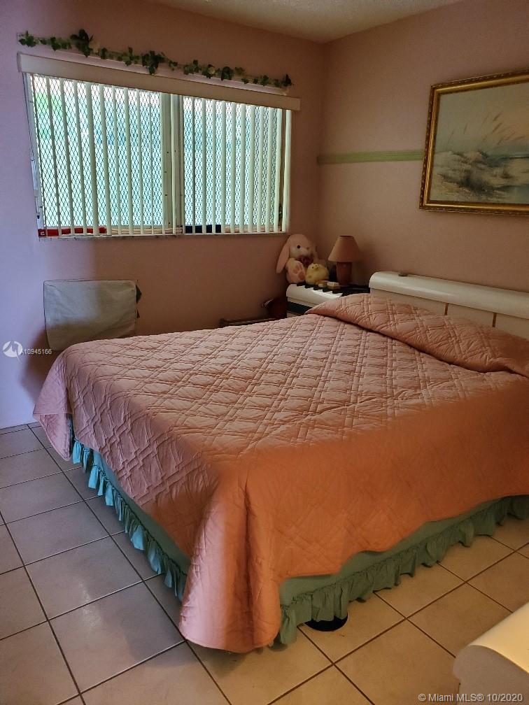 815 SW 10th Ter # 17V, Hallandale Beach FL 33009 photo 4
