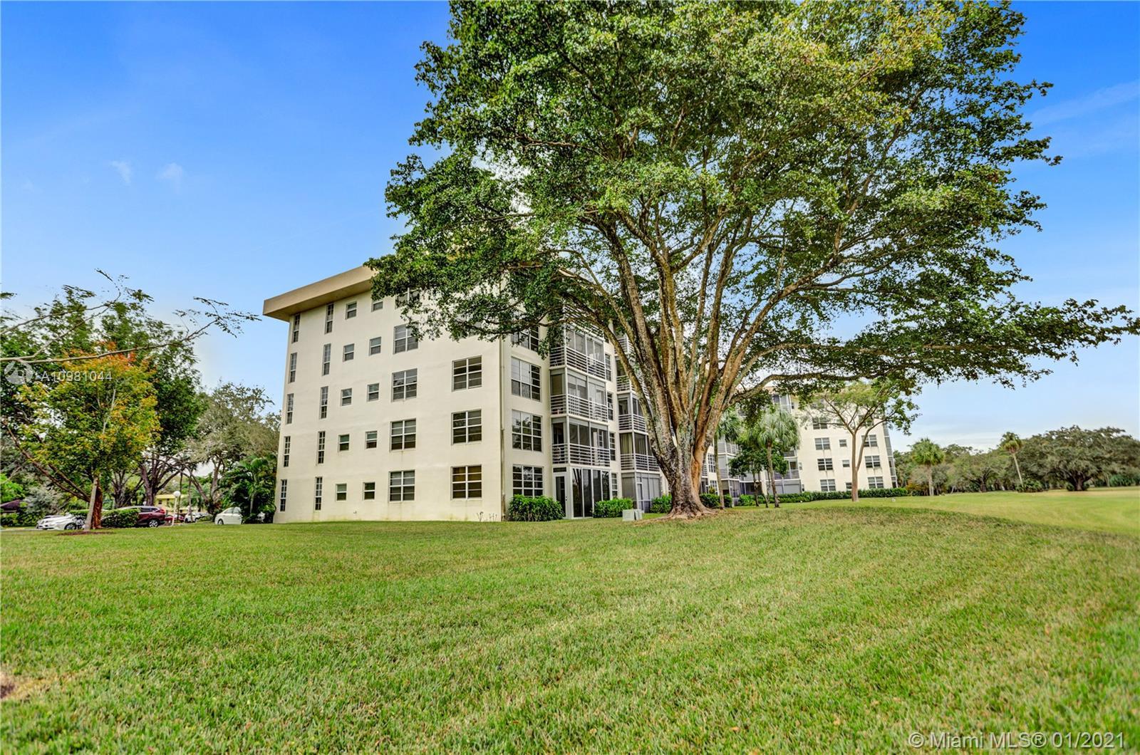565 Oaks Lane # 207, Pompano Beach FL 33069