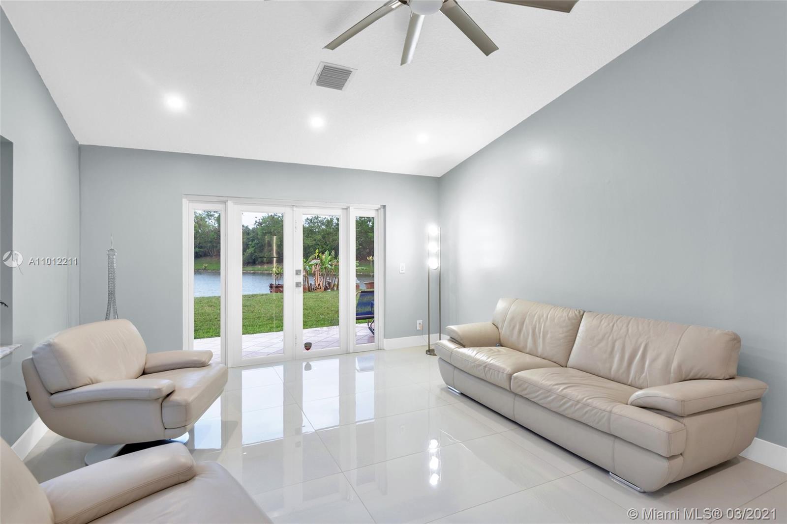5300 King Arthur Ave, Davie FL 33331 photo 2