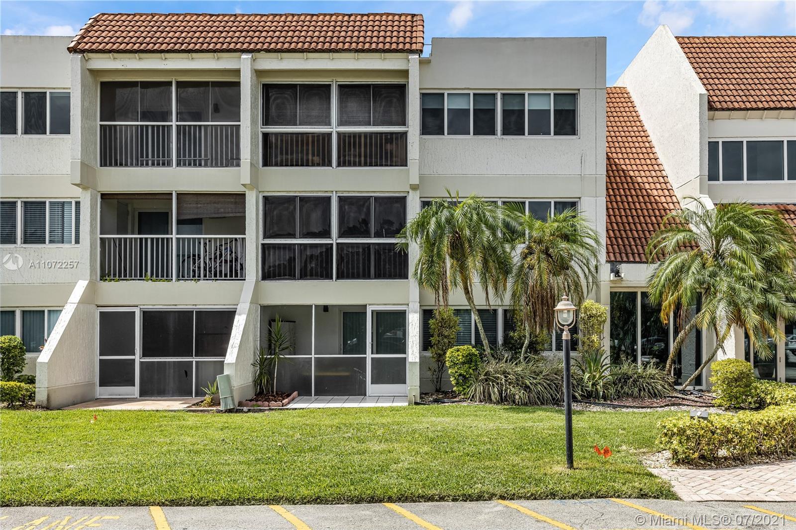 100 Lakeview Dr # 108, Weston FL 33326 photo 3
