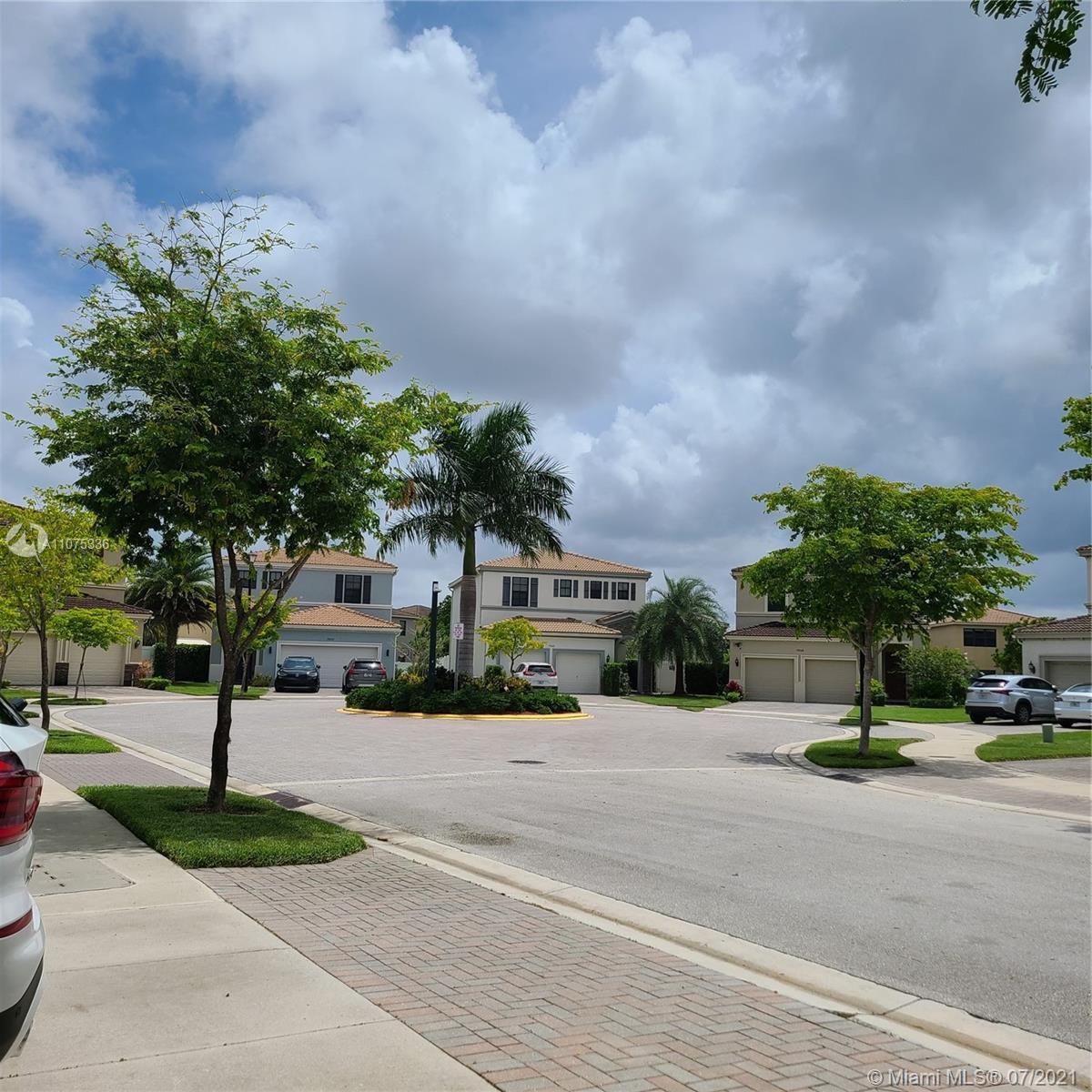 19285 NE 8th Ct, Miami FL 33179 photo 2