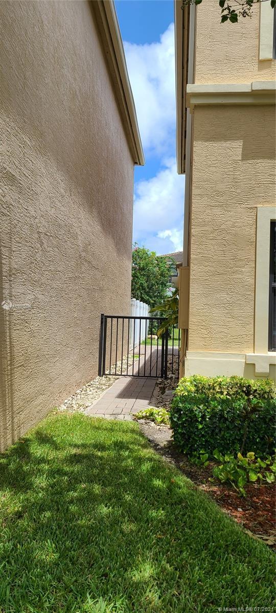 19285 NE 8th Ct, Miami FL 33179 photo 5