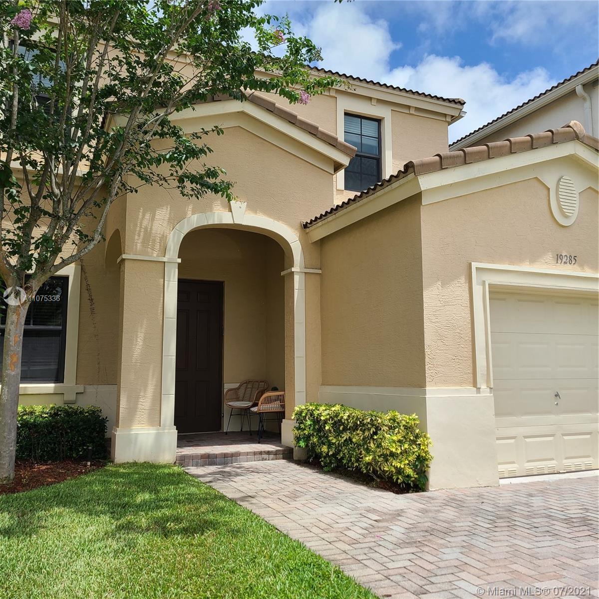 19285 NE 8th Ct, Miami FL 33179 photo 4