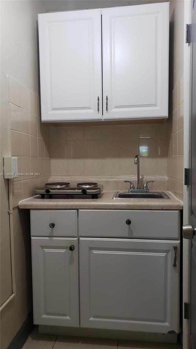 North Miami Beach, FL 33162 photo 3