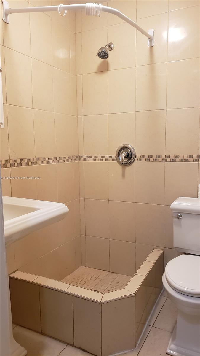 North Miami Beach, FL 33162 photo 4