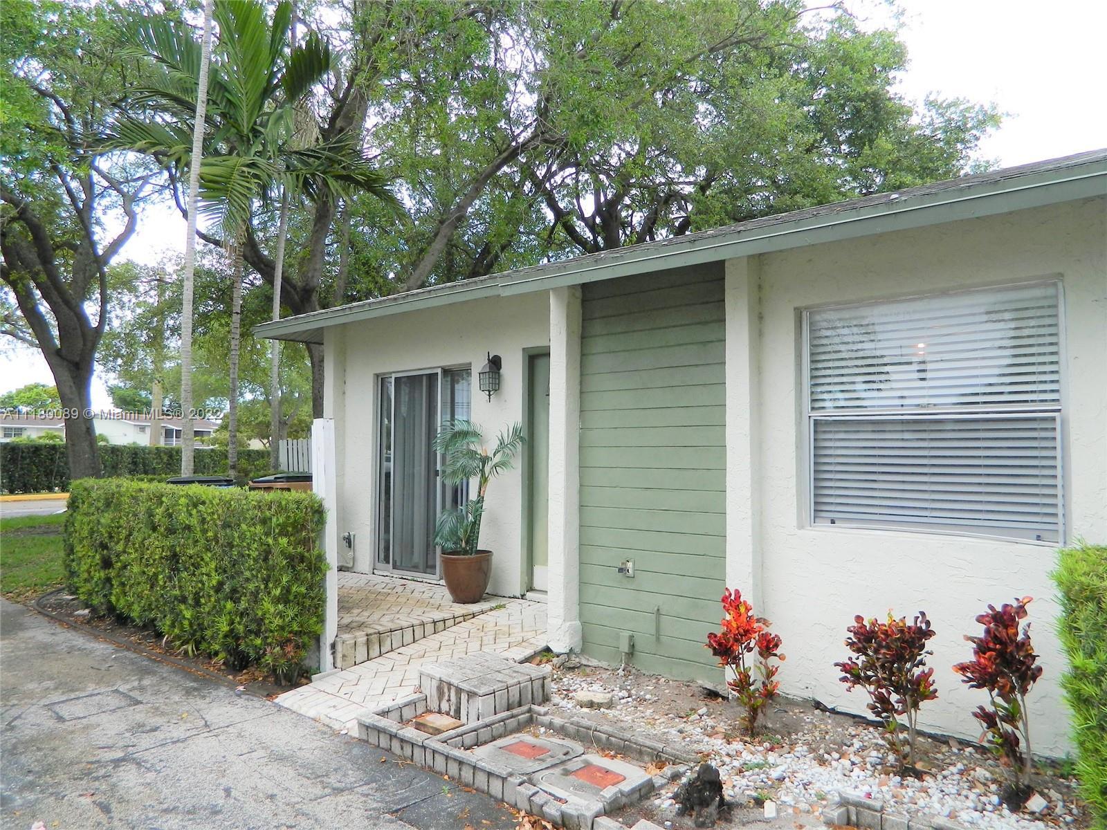 899 Crystal Lake Dr # 899, Deerfield Beach FL 33064 photo 2
