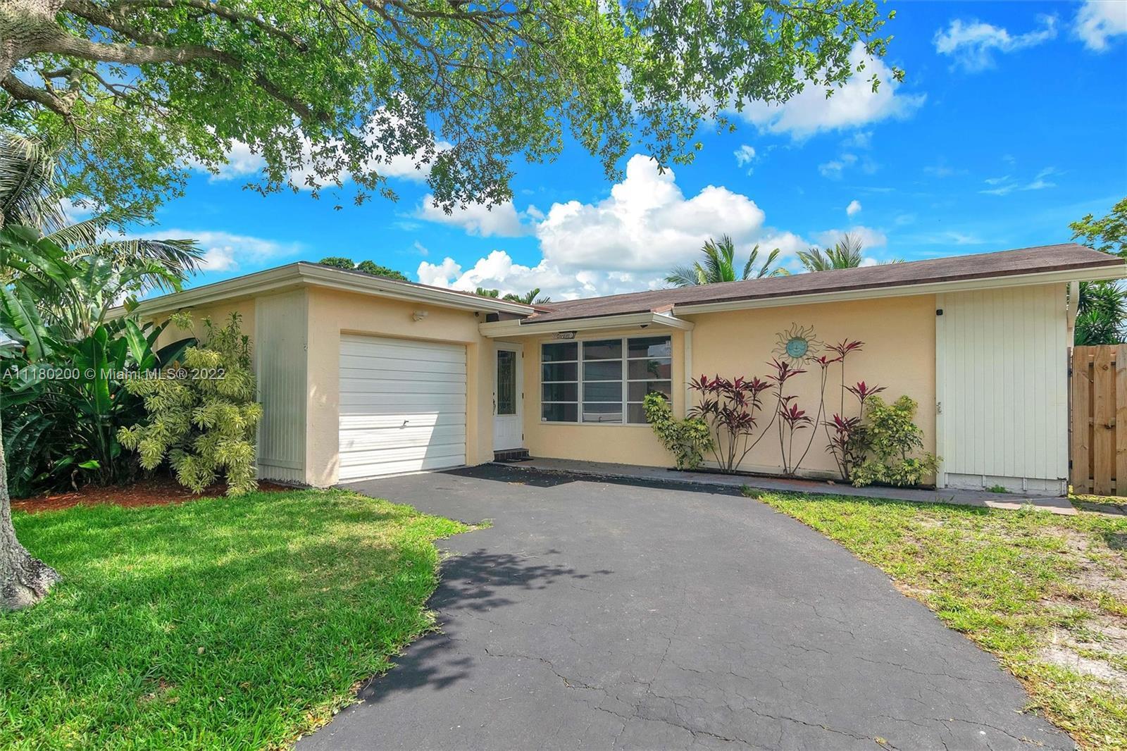 8960 NW 8th St, Pembroke Pines FL 33024