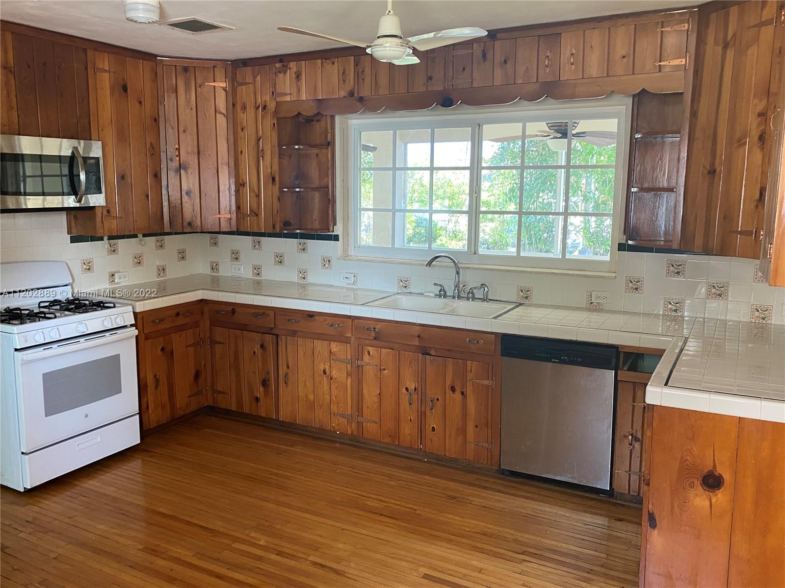 630 SE 8th Place, Hialeah FL 33010 photo 3