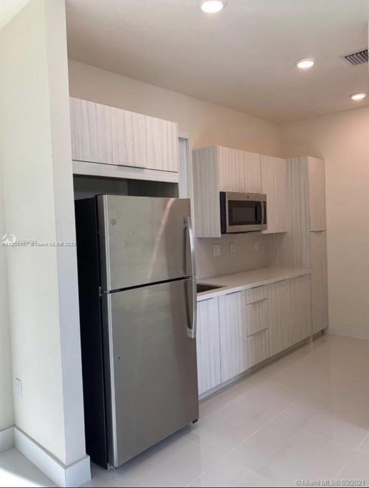 6611 NW 102nd Path, Doral FL 33178 photo 2
