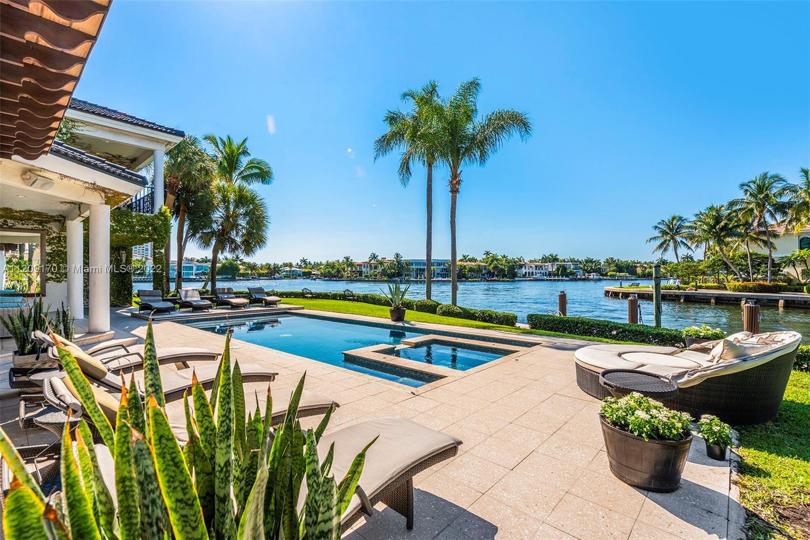 101 Holiday Dr, Hallandale Beach FL 33009 photo 2