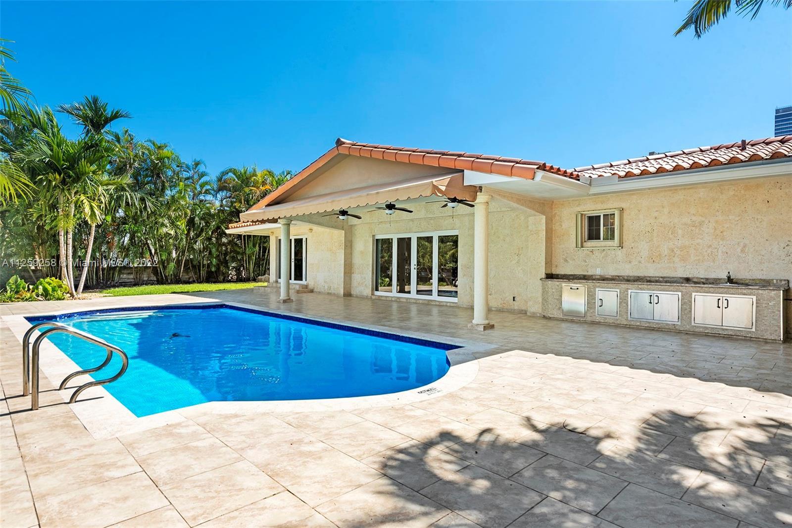 546 Palm Dr, Hallandale Beach FL 33009 photo 3