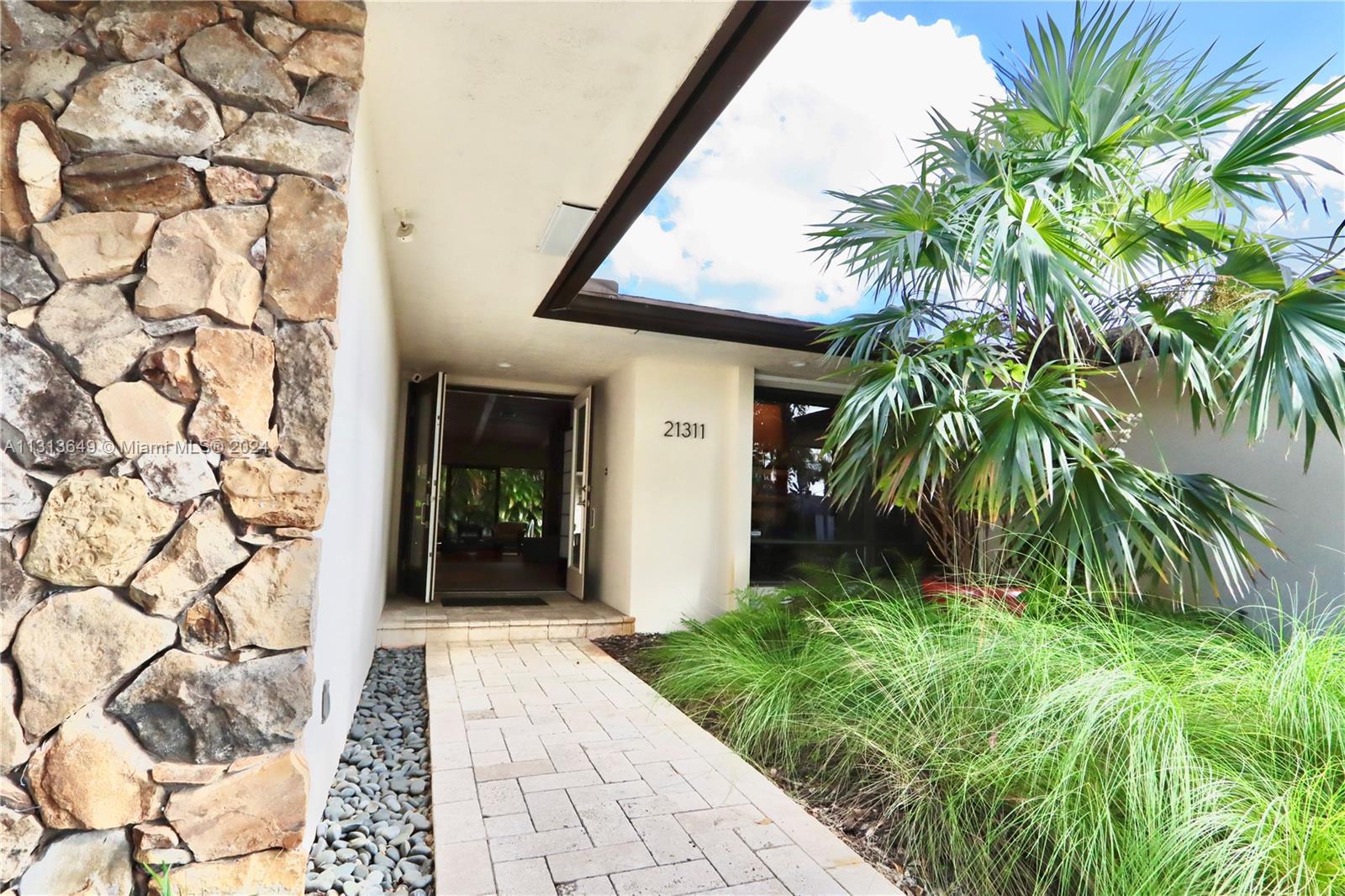 21311 NE 23rd Ave, Miami FL 33180 photo 3