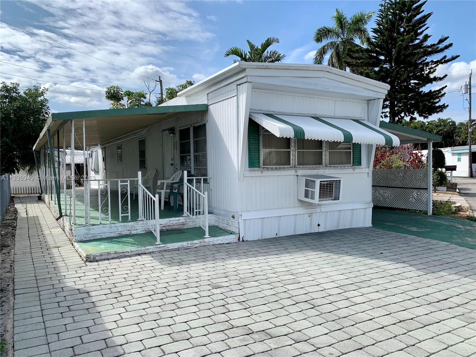 8724 SW 16th St, Davie FL 33324