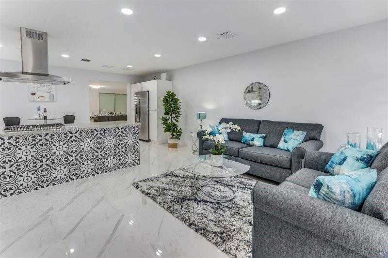 980 W 45th Pl, Hialeah FL 33012