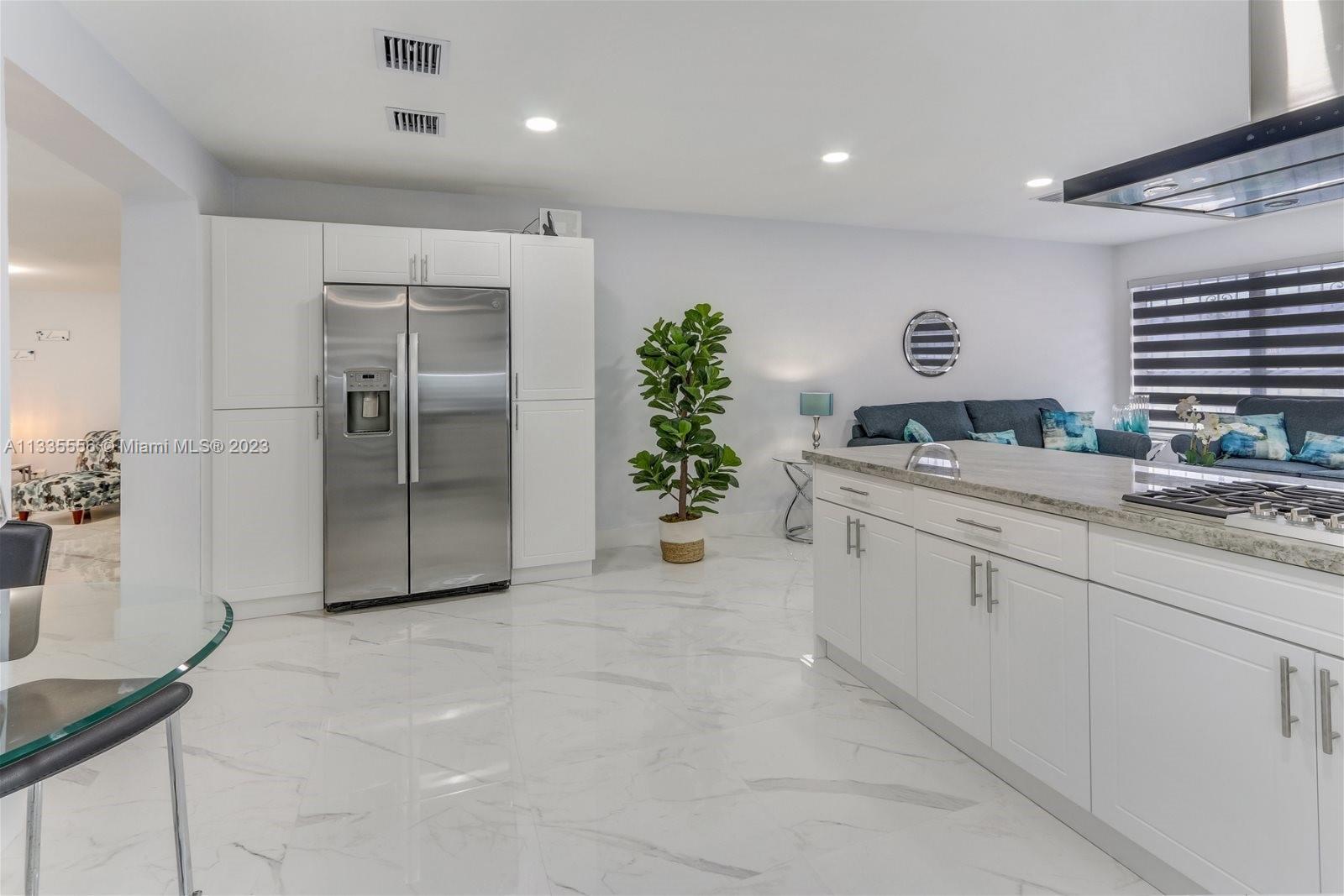 980 W 45th Pl, Hialeah FL 33012 photo 5