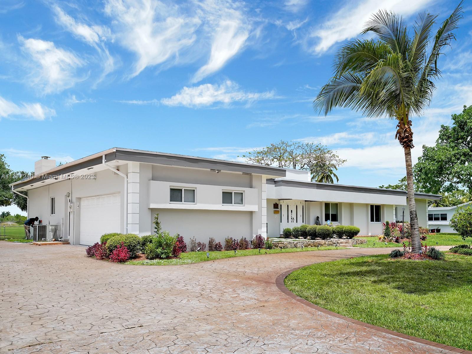 621 E Tropical WAY, Plantation FL 33317 photo 2