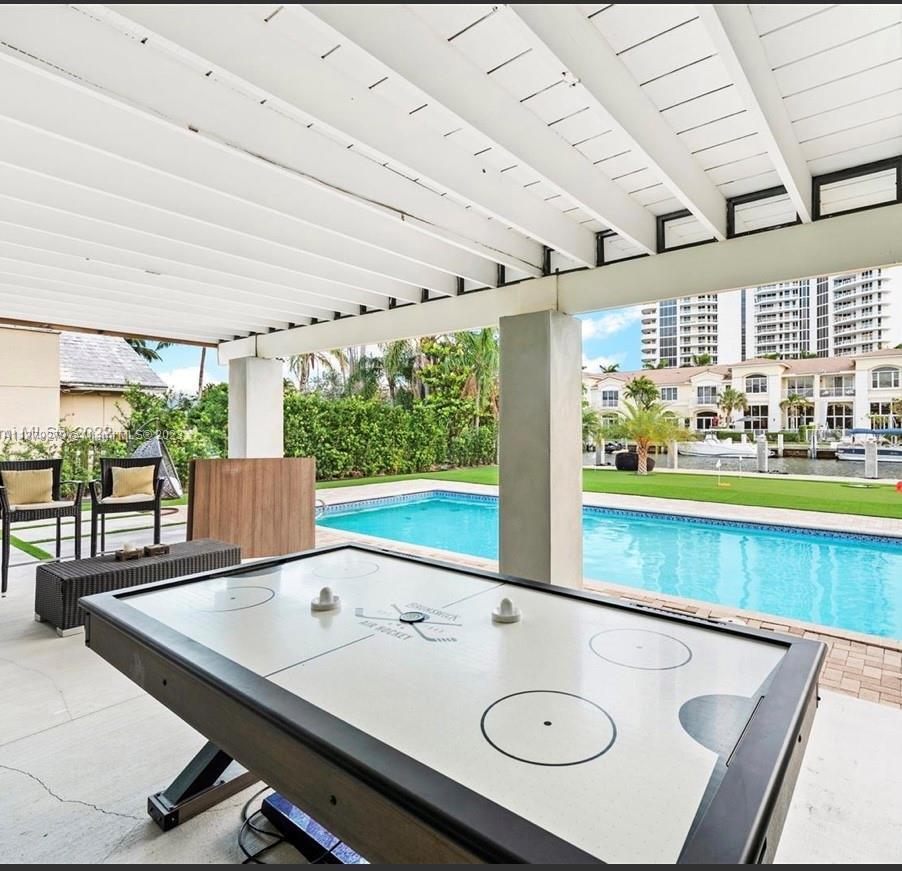 207 Holiday Dr, Hallandale Beach FL 33009