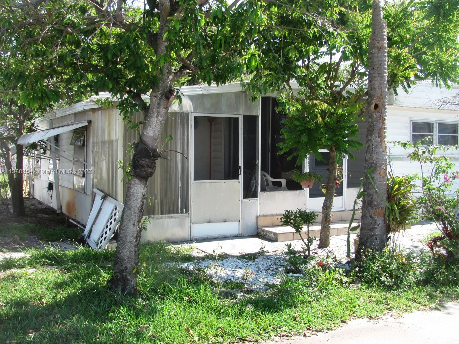 8732 SW 16th Pl, Davie FL 33324 photo 2
