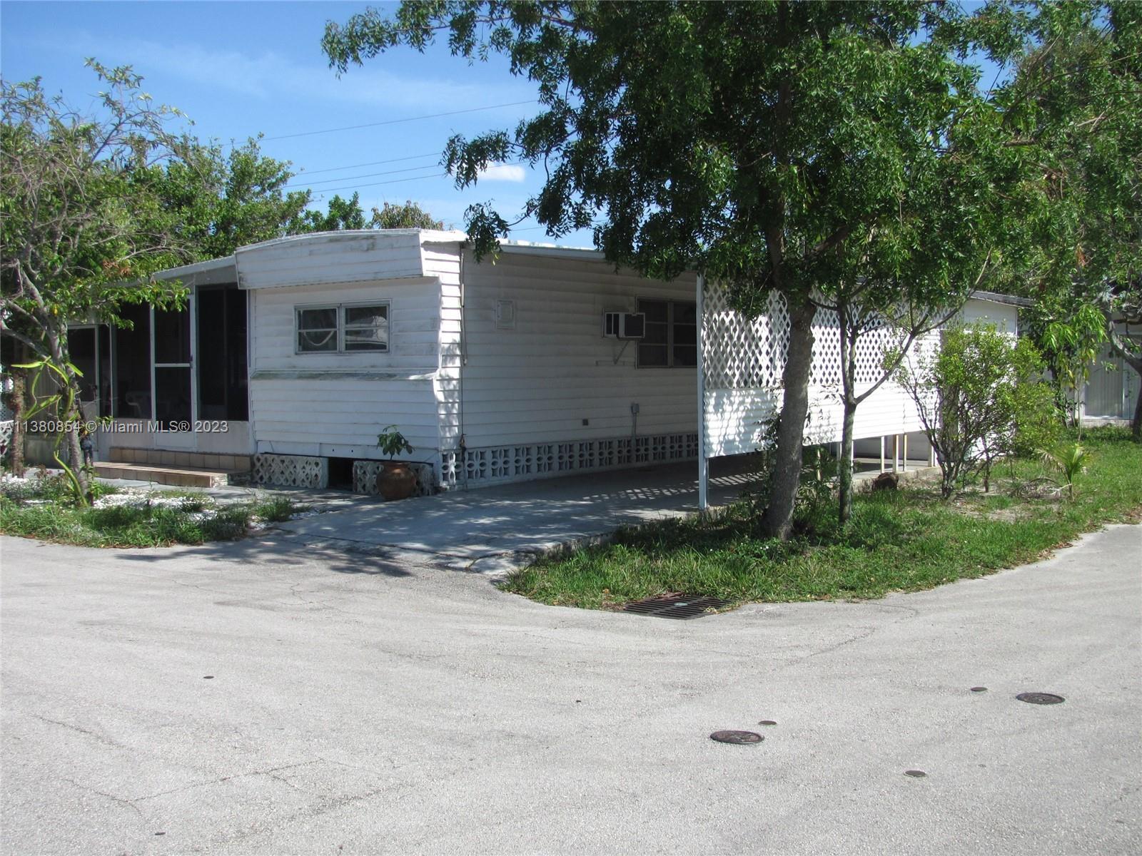 8732 SW 16th Pl, Davie FL 33324