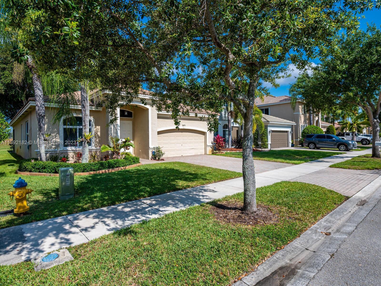 6151 SW 195th Ave, Pembroke Pines FL 33332 photo 2