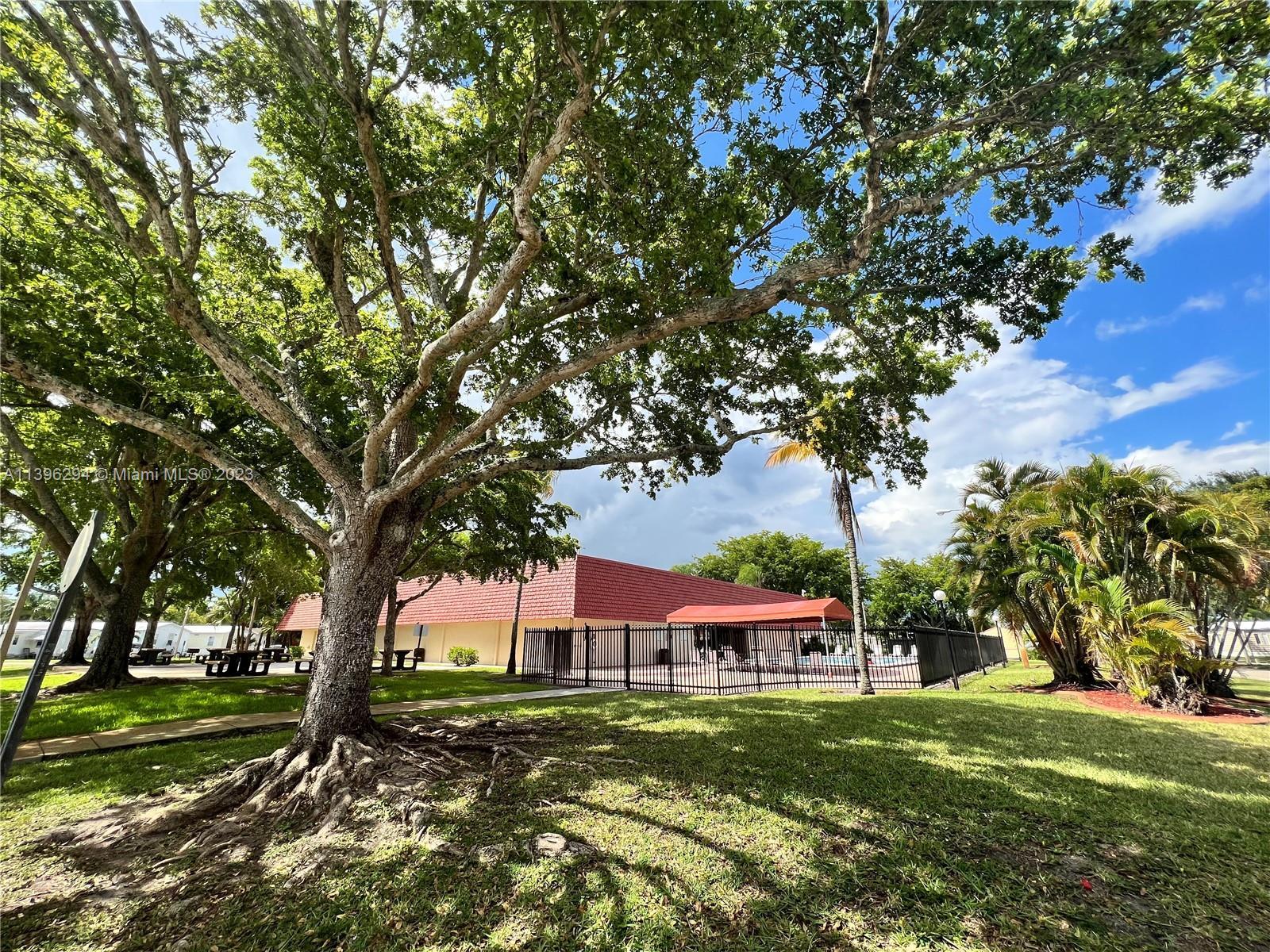 620 NW 217th Ter, Pembroke Pines FL 33029