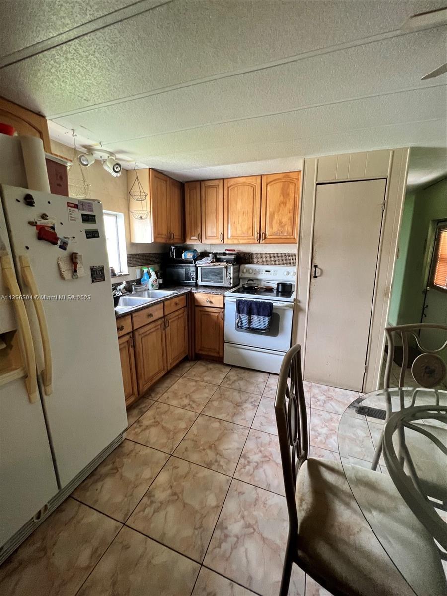 620 NW 217th Ter, Pembroke Pines FL 33029 photo 4