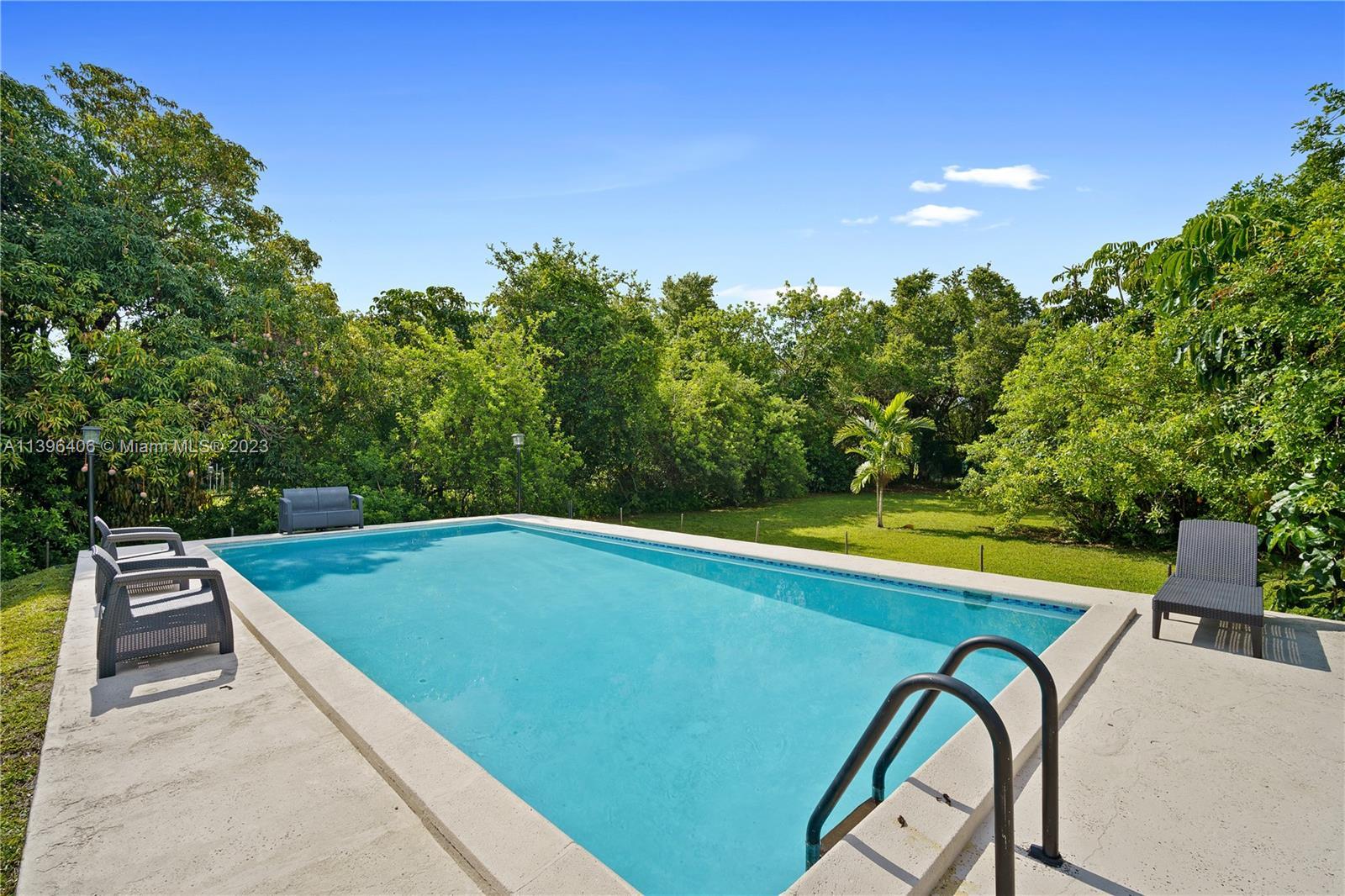 150 NW 156th St, Miami FL 33169