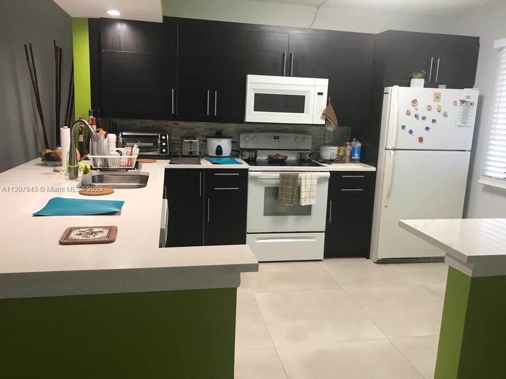 195 Lakeview Dr # 104, Weston FL 33326