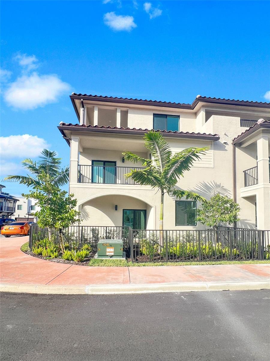 4236 NW 82nd Ave, Doral FL 33166 photo 2