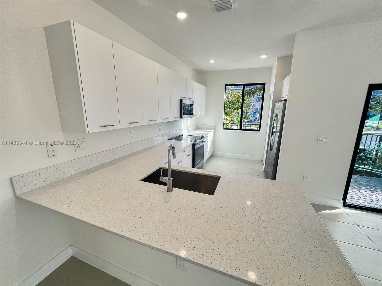 4236 NW 82nd Ave, Doral FL 33166 photo 4