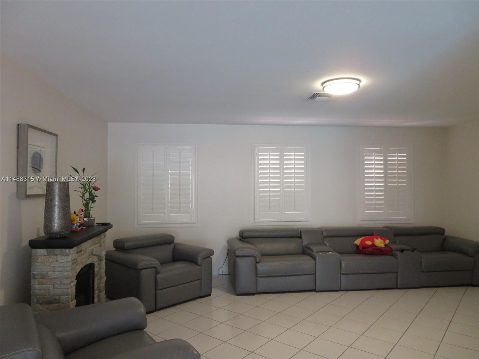 6331 Pent Pl, Miami Lakes FL 33014 photo 3