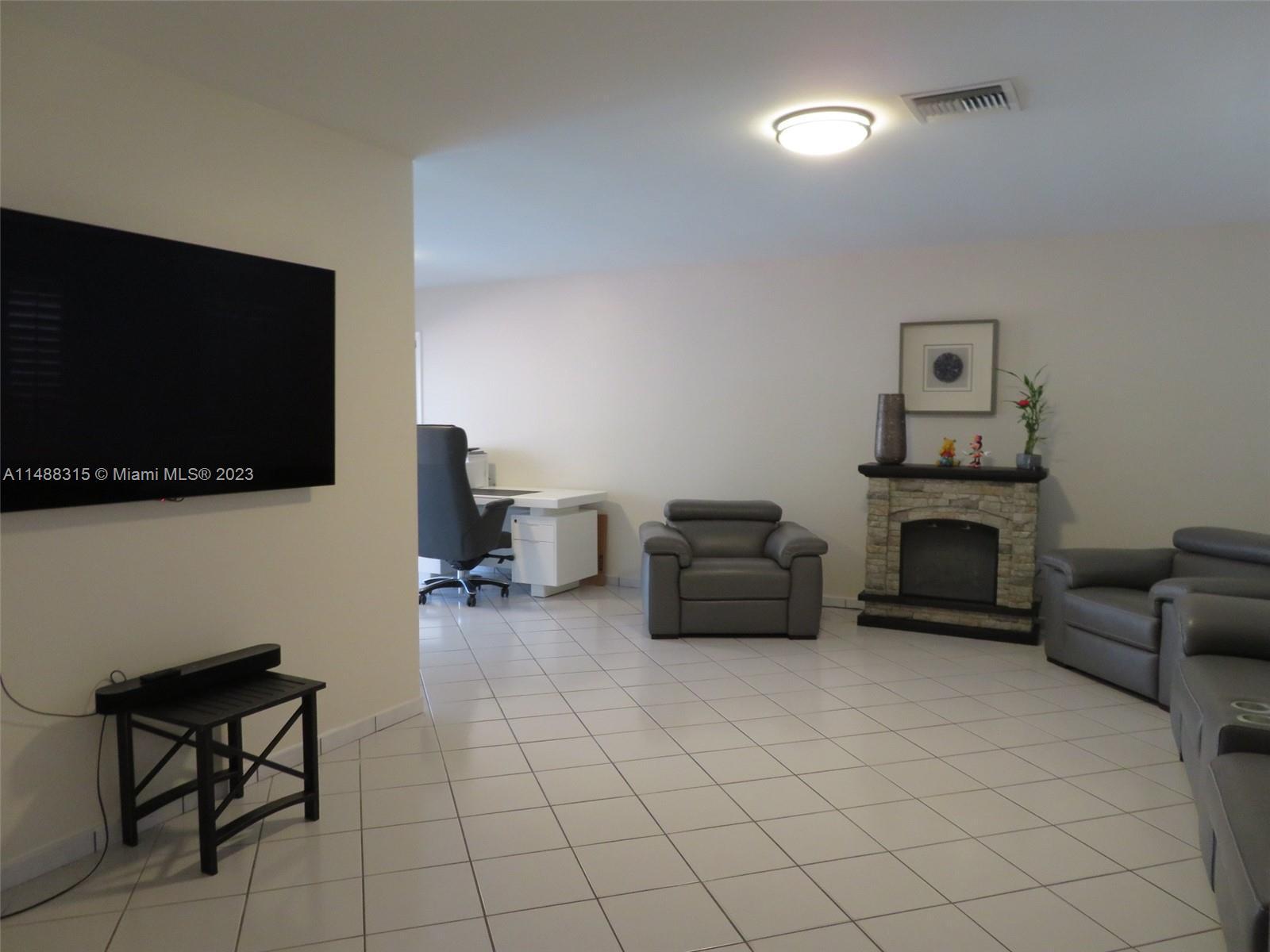 6331 Pent Pl, Miami Lakes FL 33014 photo 4