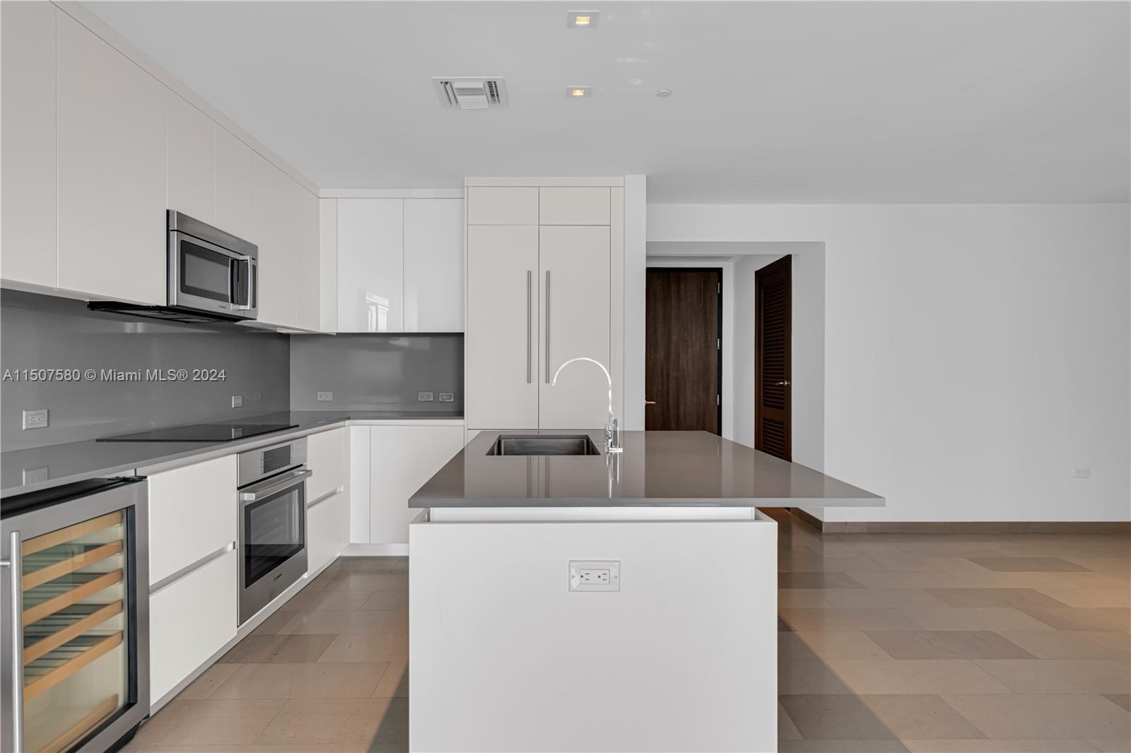 88 SW 7th St # 806, Miami FL 33130 photo 5
