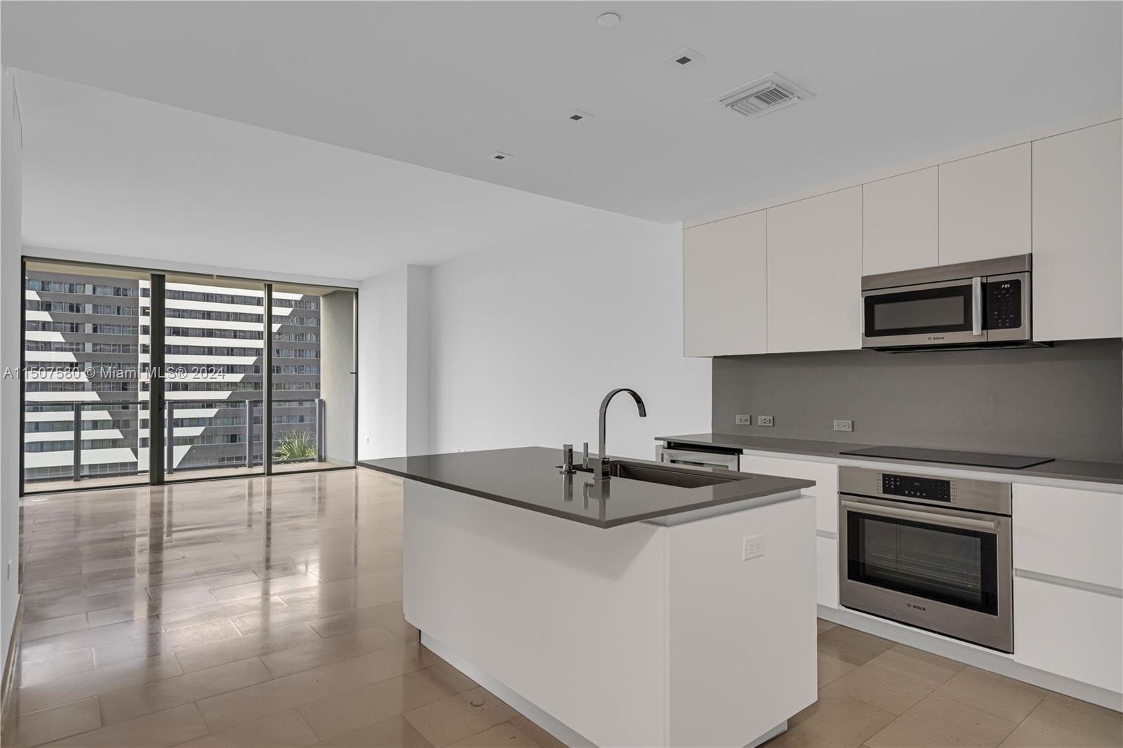 88 SW 7th St # 806, Miami FL 33130 photo 4