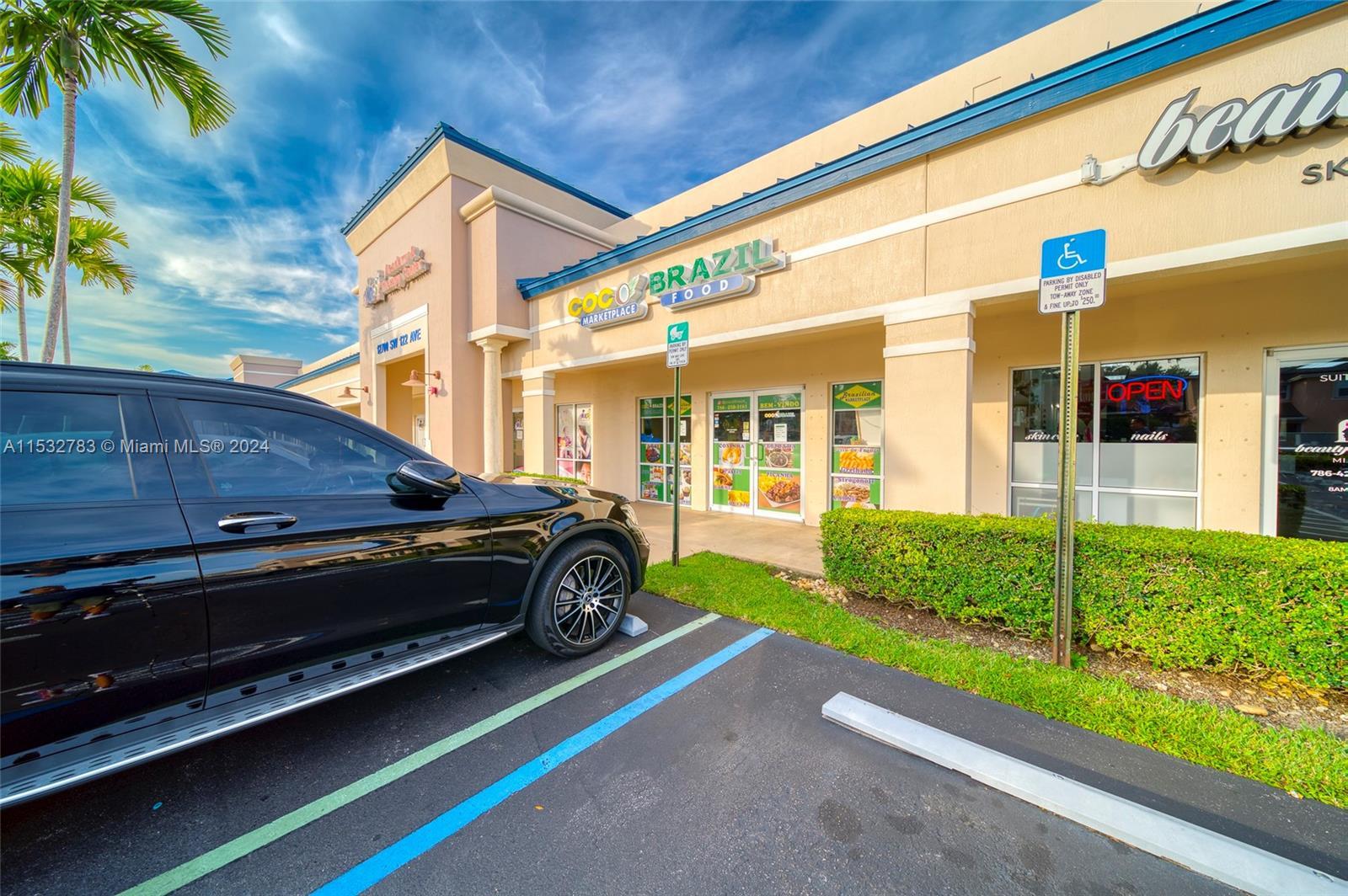 Restaurant Market with Full Commercial Kitchen, Miami FL 33186