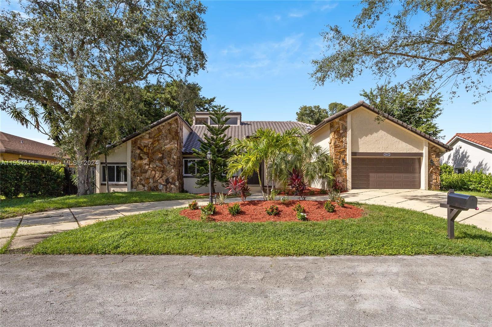8881 N Lake Dasha Dr, Plantation FL 33324 photo 2