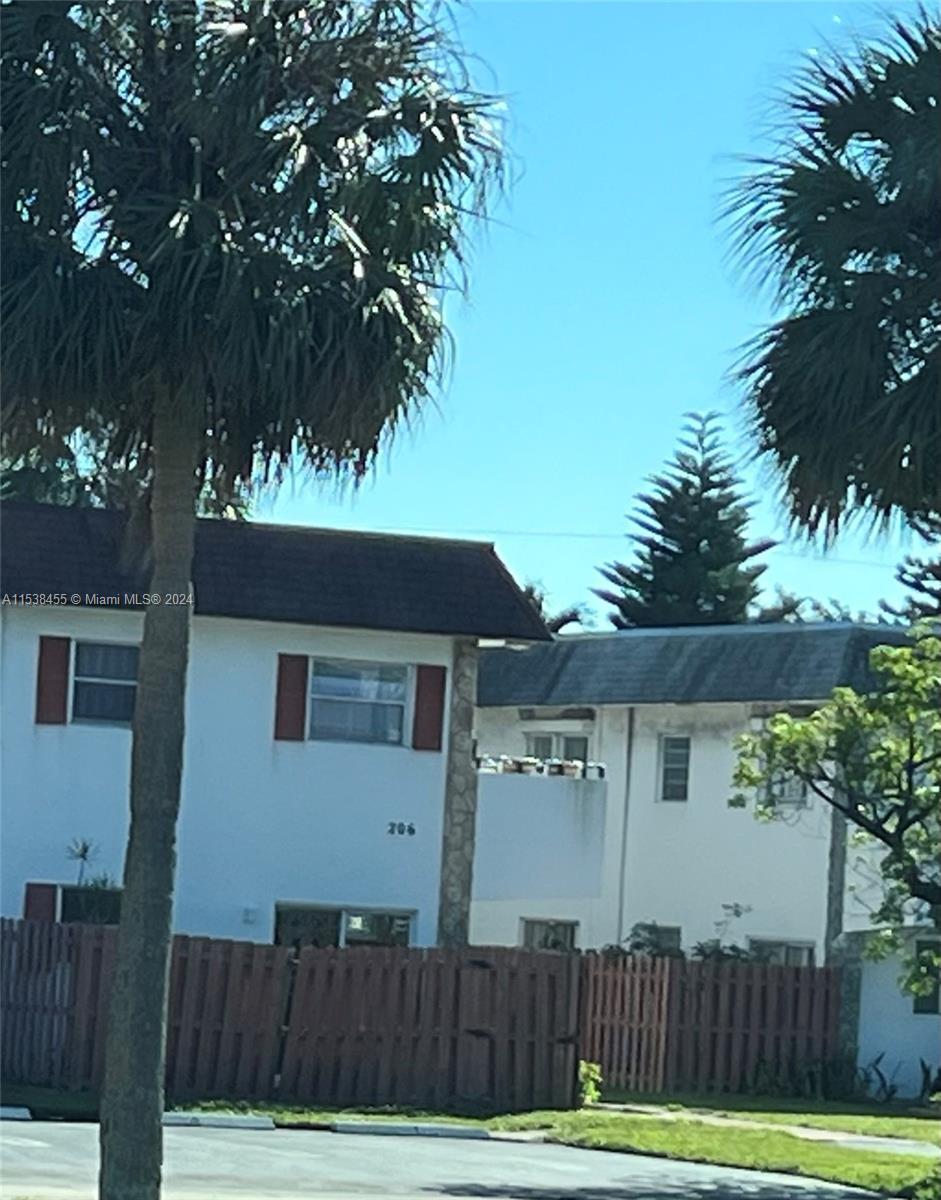 206 SW 1st St # 1, Pompano Beach FL 33060