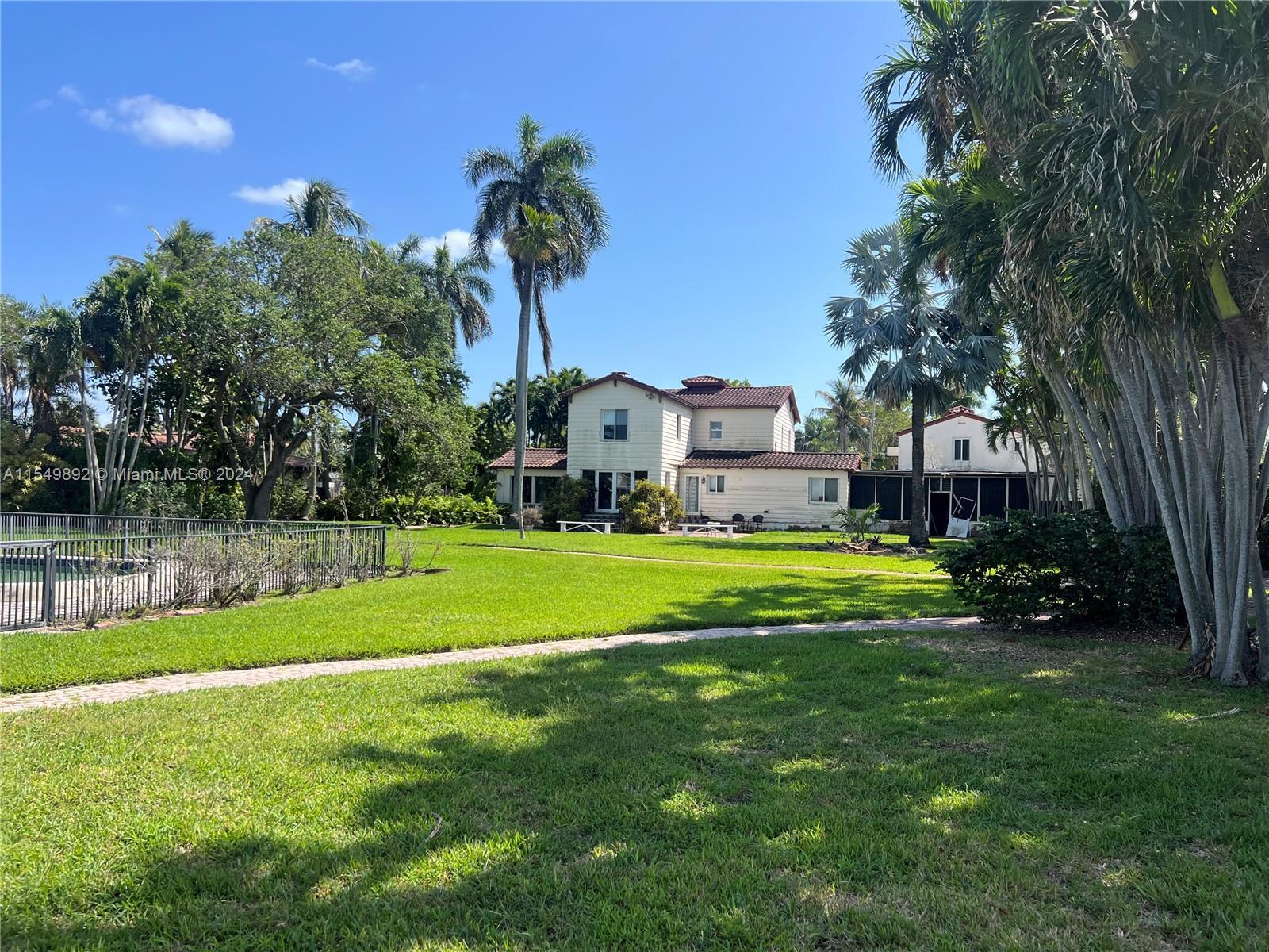 933 S Northlake Dr, Hollywood FL 33019 photo 2