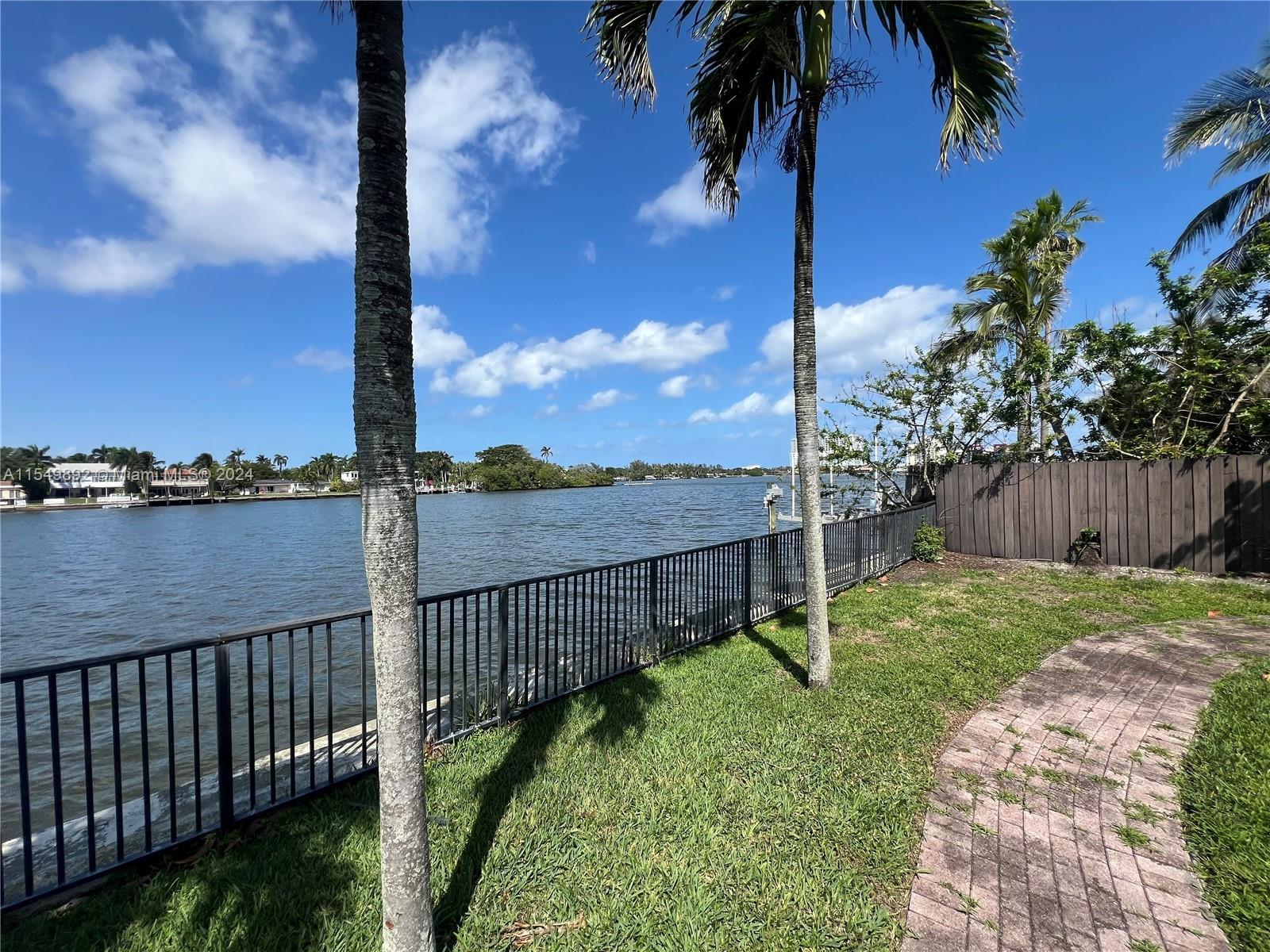 933 S Northlake Dr, Hollywood FL 33019 photo 4