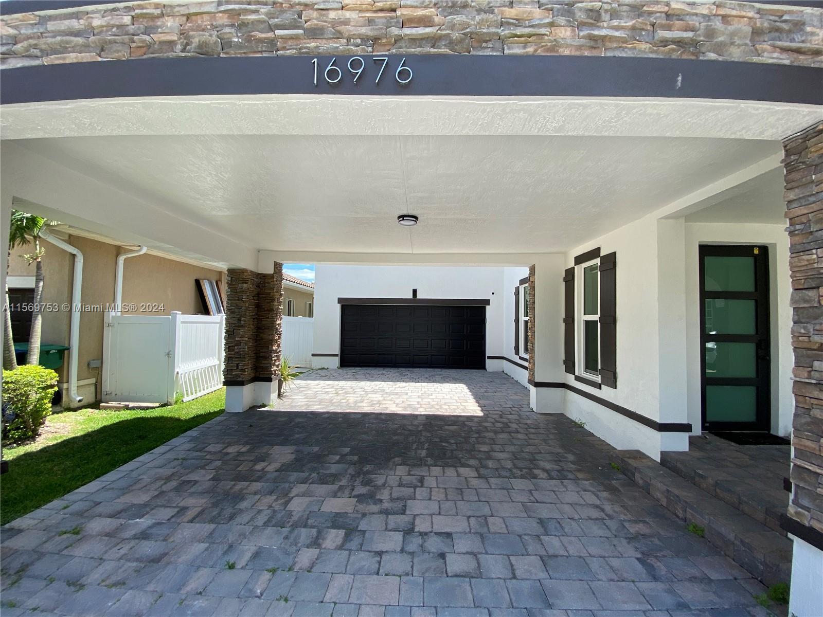 16976 SW 90th Ter, Miami FL 33196 photo 2