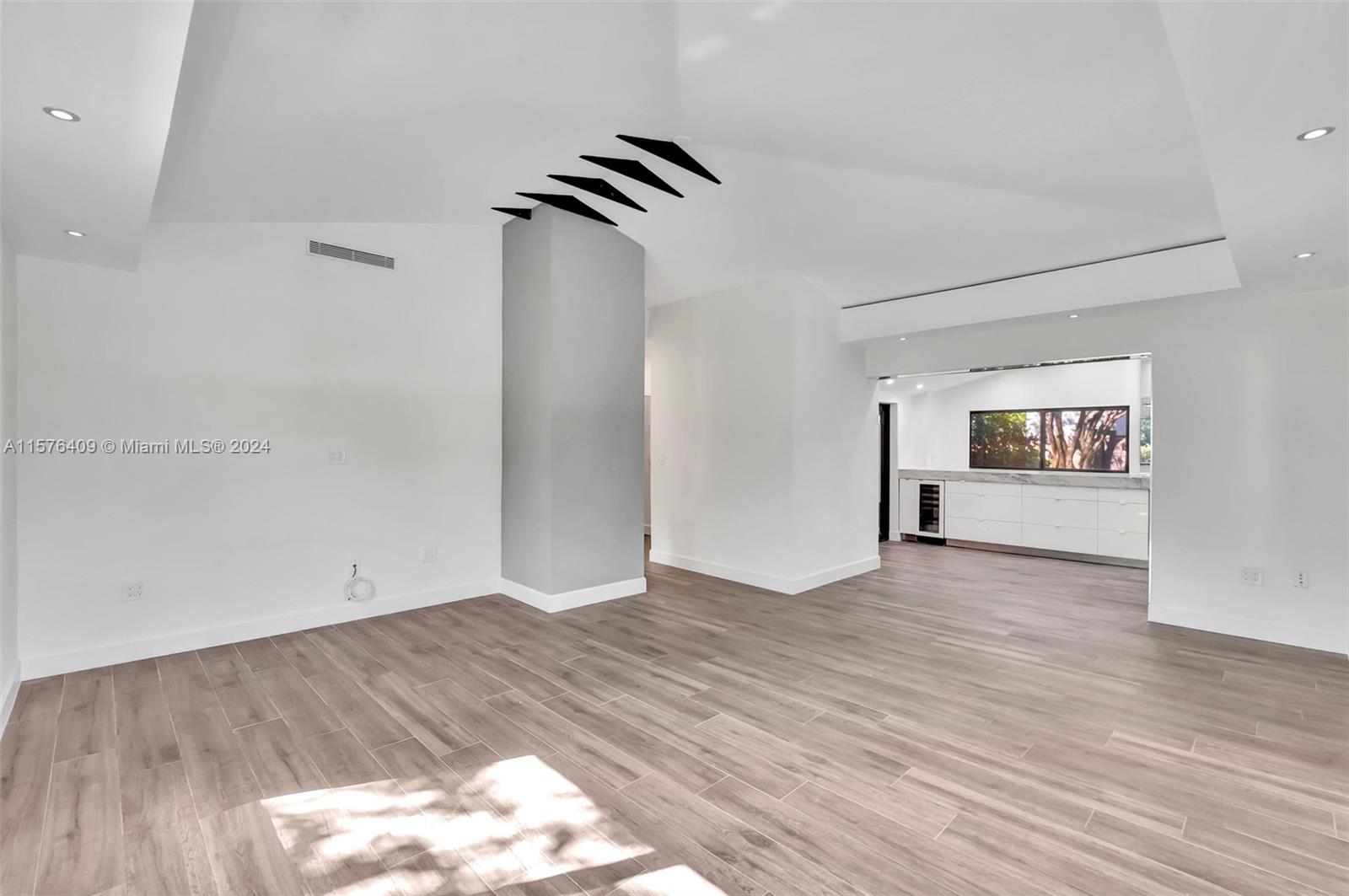 2198 NE 183rd St, North Miami Beach FL 33179 photo 4
