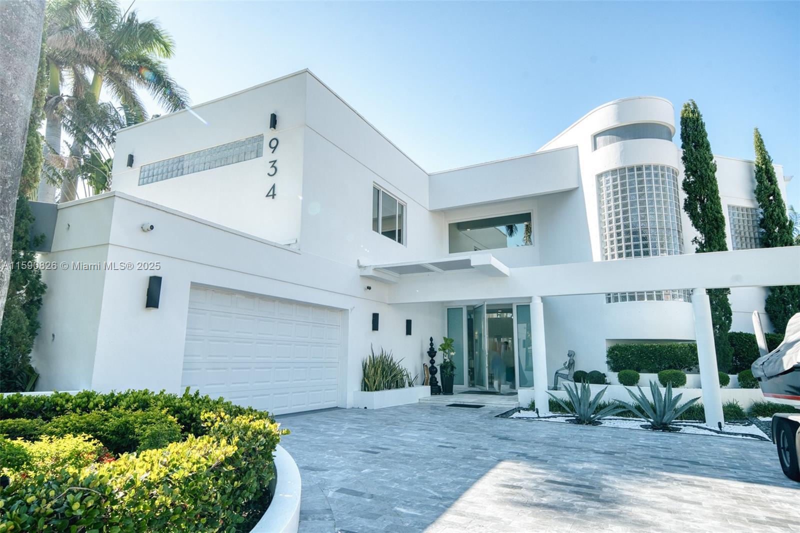 934 S Southlake Dr, Hollywood FL 33019