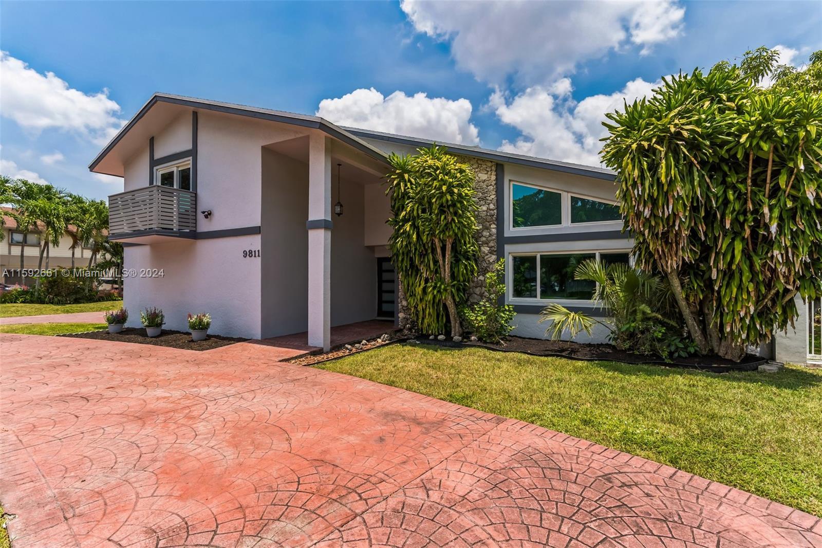 9811 W Calusa Club Dr, Miami FL 33186 photo 2