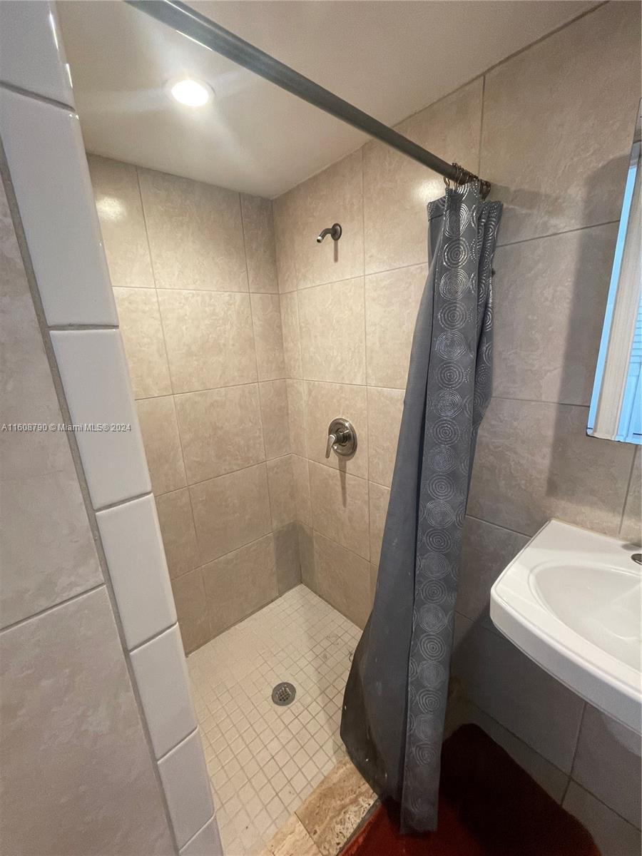633 Mokena Dr, Miami Springs FL 33166 photo 4