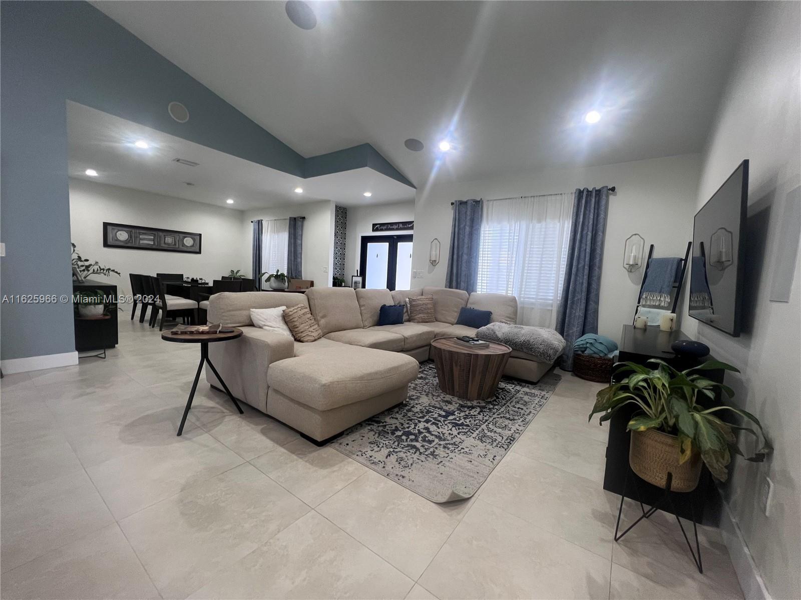 8235 NW 156th Ter, Miami Lakes FL 33016 photo 4