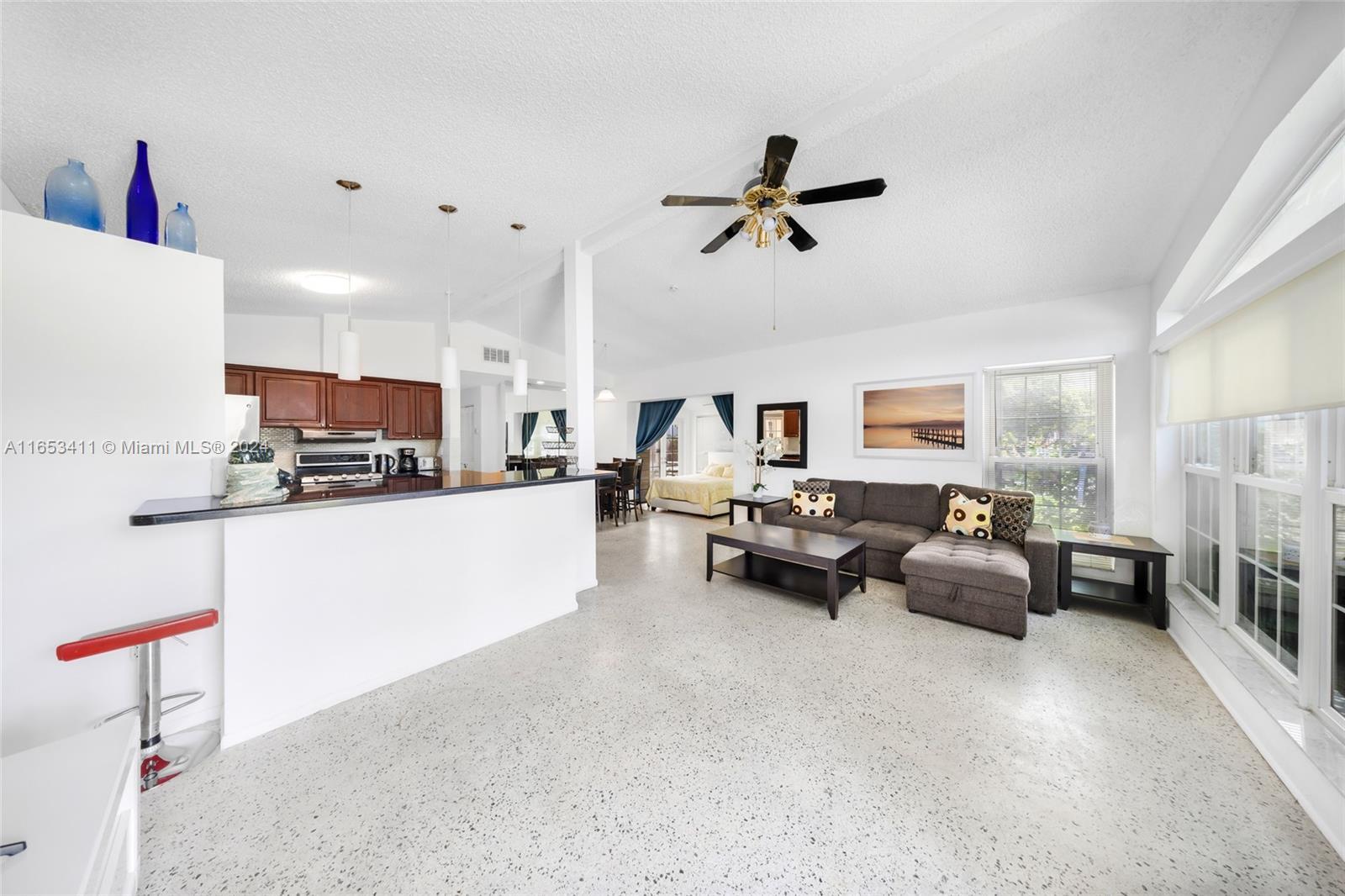 1125 NE 6th St, Hallandale Beach FL 33009 photo 2