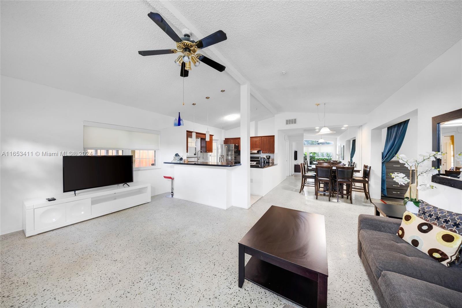 1125 NE 6th St, Hallandale Beach FL 33009 photo 3