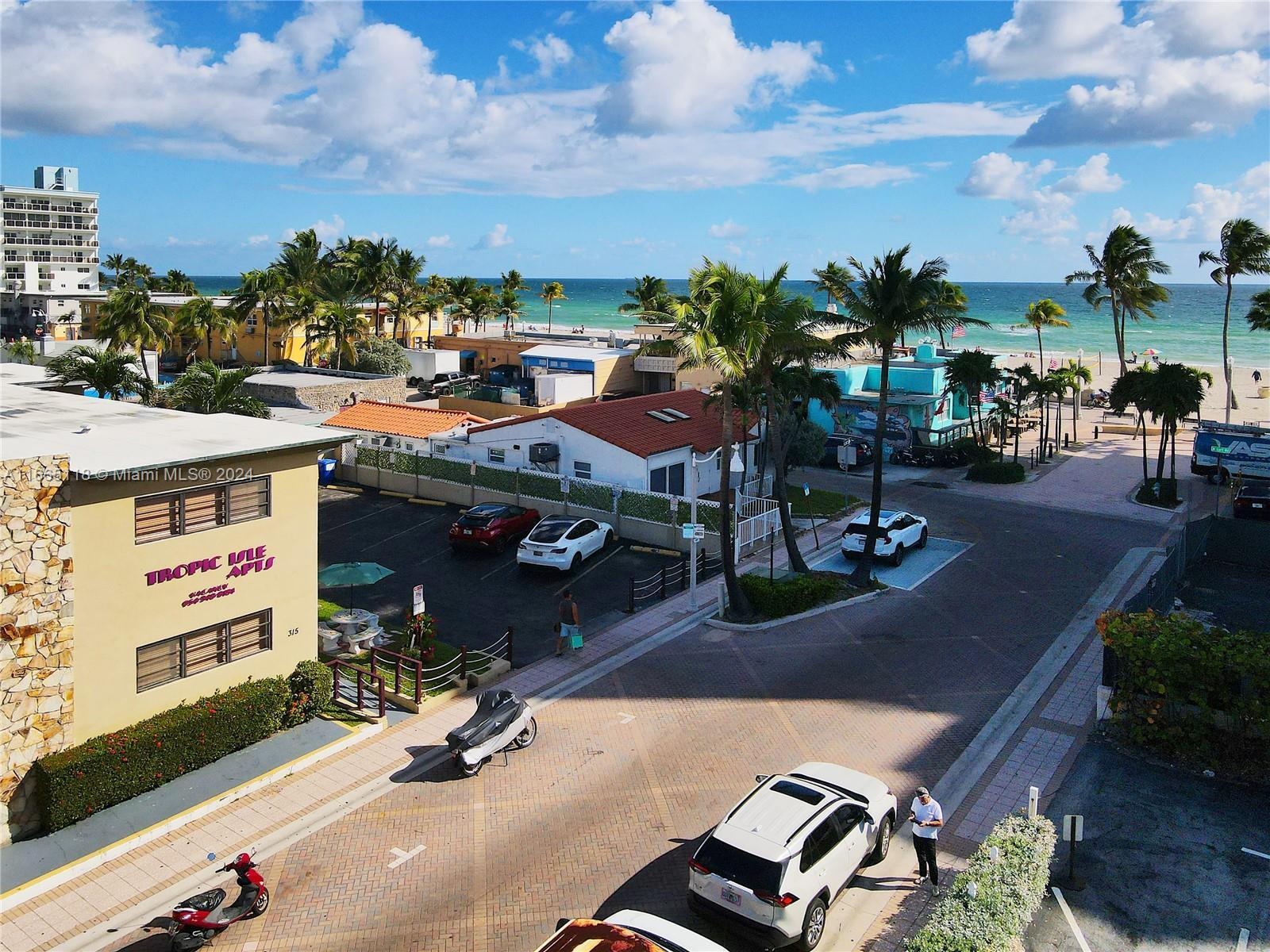 315 Taylor St, Hollywood FL 33019 photo 2